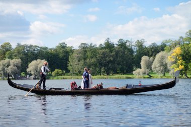 Gondol üzerinde sarılma Düğün çifti