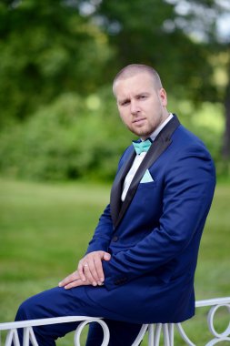 Yakışıklı damat takım elbise 