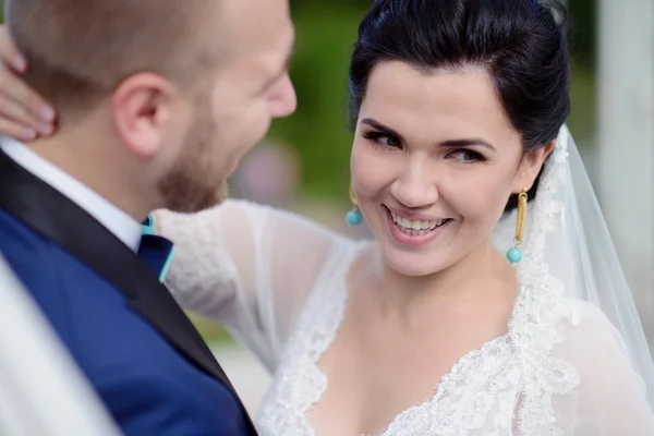 Hermosa pareja de boda abrazos — Foto de Stock