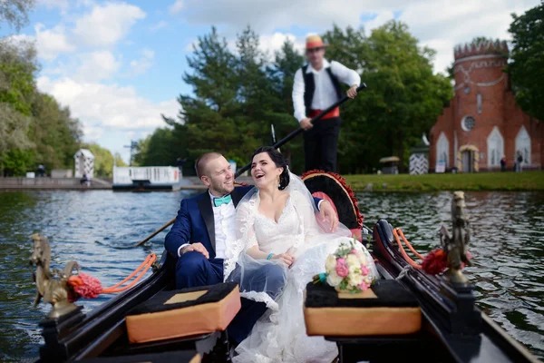 Bella sposa e sposo in gondola — Foto Stock