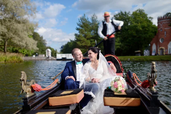 Bella sposa e sposo in gondola — Foto Stock