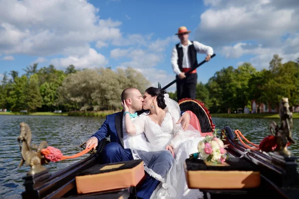 Bella sposa e sposo in gondola — Foto Stock