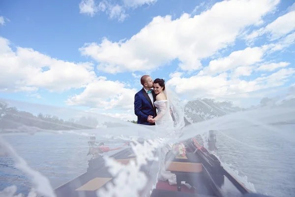 Para ślub przytulanie na pływających gondoli — Zdjęcie stockowe