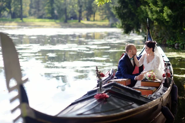 Matrimonio coppia abbracciare su galleggiante gondola — Foto Stock