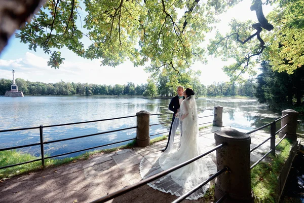 Casal bonito perto do lago — Fotografia de Stock