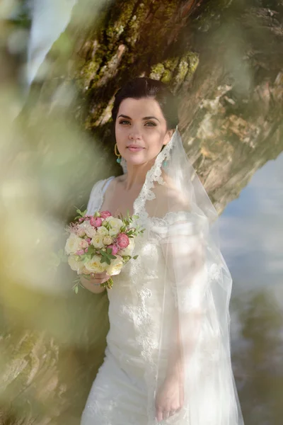 Красивая невеста в парке — стоковое фото