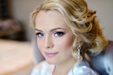 Sabahlık gelin makyajı ile gelini