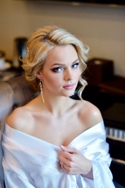 Sabahlık gelin makyajı ile gelini