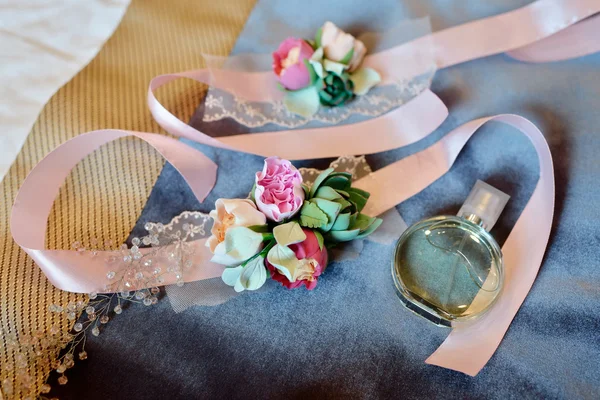 Beaux bouquets et bouteille de parfum — Photo