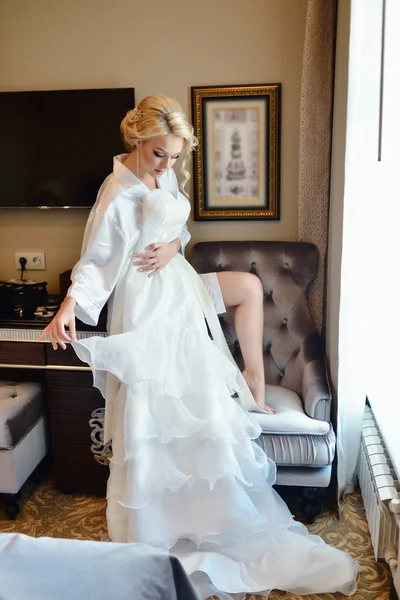 Красива наречена дивиться весільну сукню — стокове фото
