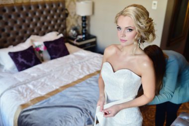 Gelinin nedimesi gelinlik gelin için bağlama