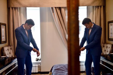 Damat giyen takım elbise