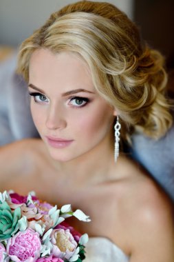 Güzel sarışın gelin buketi ile 