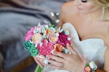 Güzel sarışın gelin buketi ile 