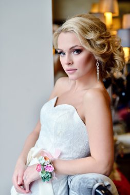 Beyaz gelinlik içinde güzel gelin