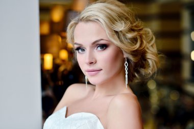 Beyaz gelinlik içinde güzel gelin