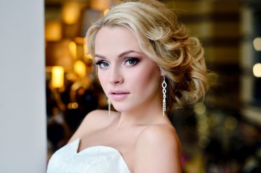 Beyaz gelinlik içinde güzel gelin