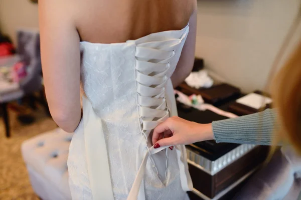 Наречена кладе весільну сукню для нареченої — стокове фото