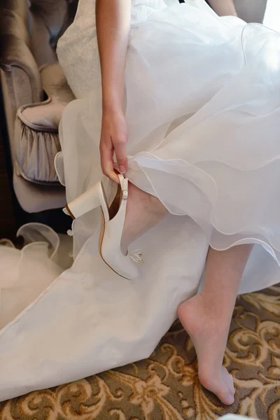 Красива наречена в білому взутті — стокове фото