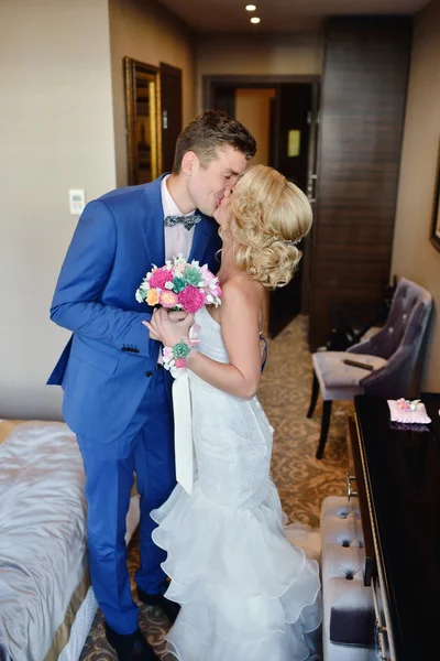 Reunião de casal de casamento de manhã — Fotografia de Stock