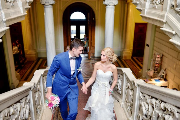 Piękny ślub para na schodach — Zdjęcie stockowe