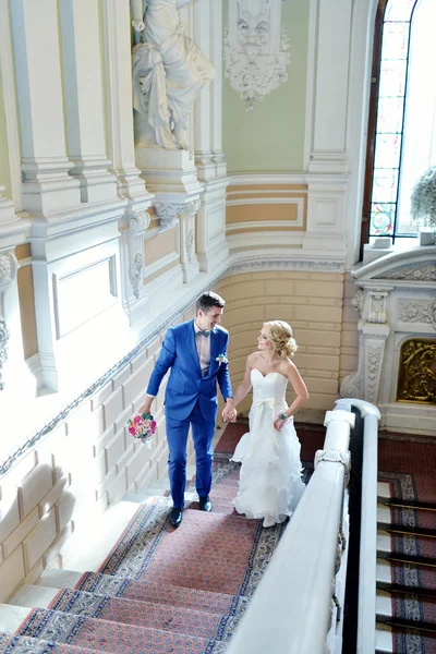 Piękny ślub para na schodach — Zdjęcie stockowe