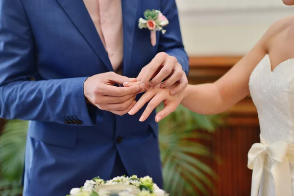 Casamento casal na cerimônia de casamento — Fotografia de Stock