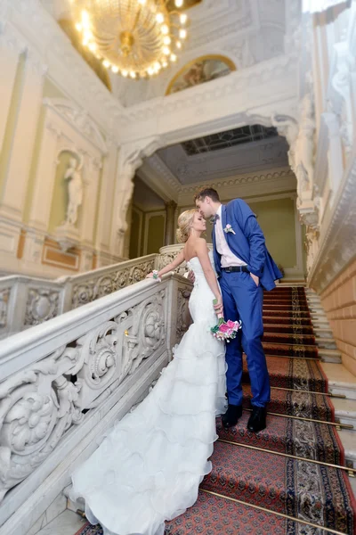 Magnifique couple de mariage câlin — Photo