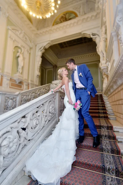 Bonito casamento casal abraçando — Fotografia de Stock