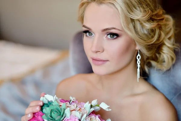 Belle mariée blonde avec bouquet — Photo