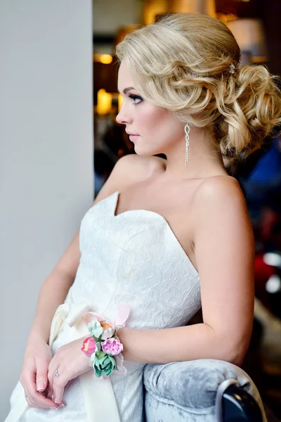 Beautiful bride in white wedding dress — Stock Photo, Image