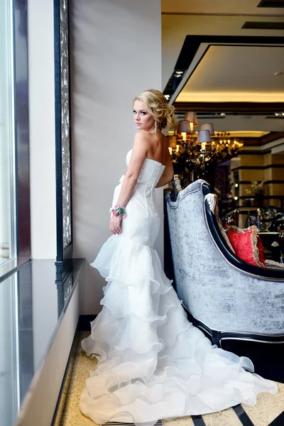 Beautiful bride in white wedding dress — Stock Photo, Image