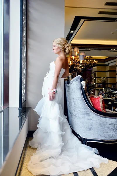 Beautiful bride in white wedding dress — Stock Photo, Image