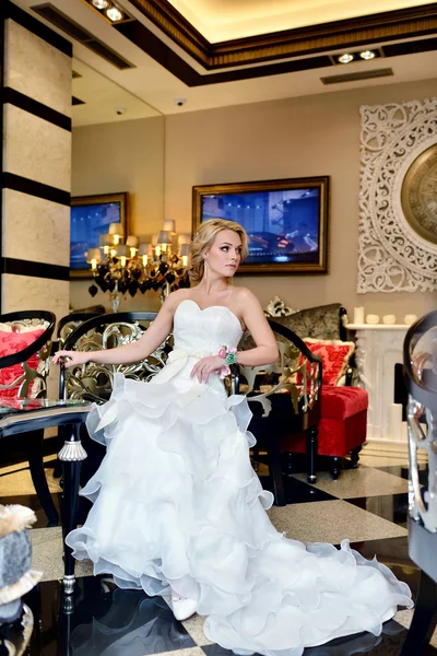 Красива наречена в білій весільній сукні — стокове фото