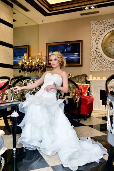 Красива наречена в білій весільній сукні — стокове фото
