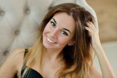 Zarif siyah elbise güzel kadın