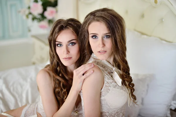 Piękne kobiece bliźniaczki w bieliźnie — Zdjęcie stockowe