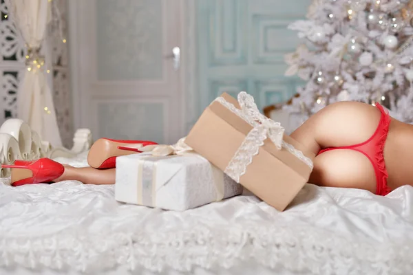 Mujer sexy en bragas con regalos — Foto de Stock