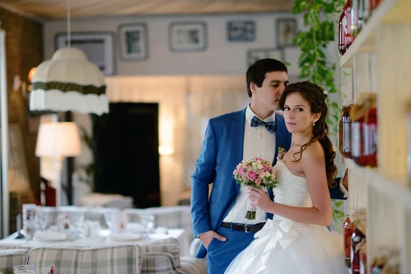 Hermosa pareja de boda abrazos — Foto de Stock