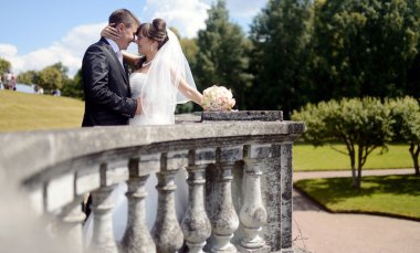 Güzel düğün çifti sarılma 