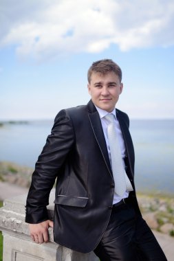 Yakışıklı damat takım elbise