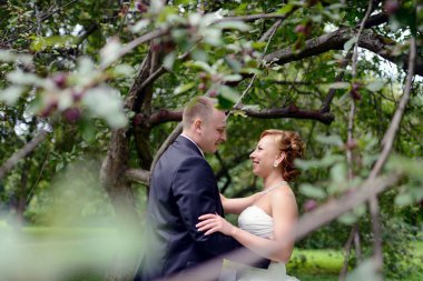 Parkta sarılma güzel düğün çifti