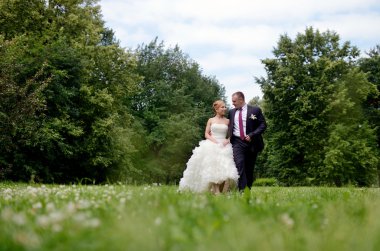 Parkta yürüyen bir çift.