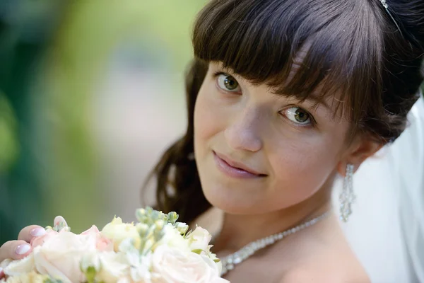 Krásná nevěsta svatební šaty s kyticí — Stock fotografie