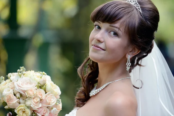 Krásná nevěsta svatební šaty s kyticí — Stock fotografie
