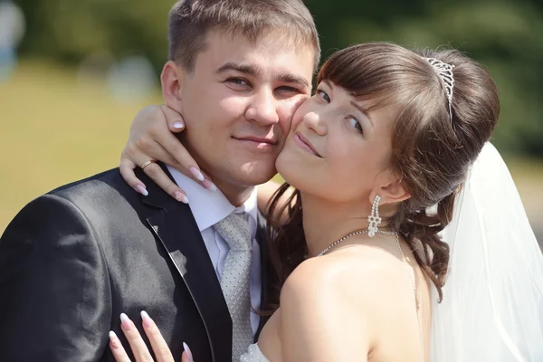 Vackra bröllopsparet kramas — Stockfoto