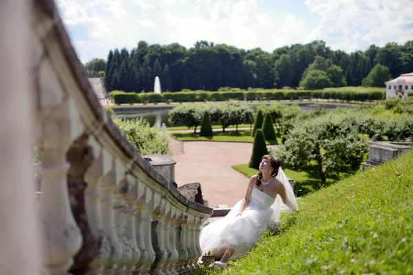 Bella sposa nel parco — Foto Stock