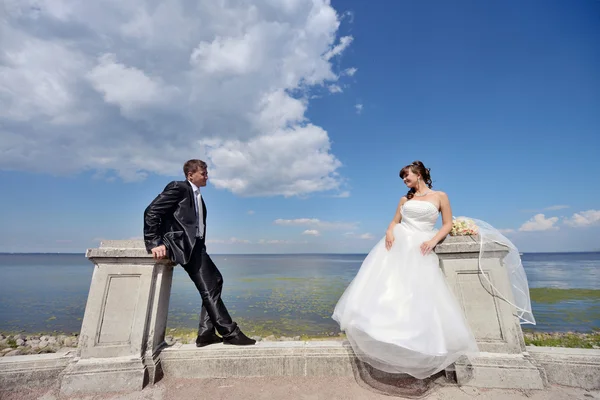 Matrimonio coppia in piedi vicino lago — Foto Stock