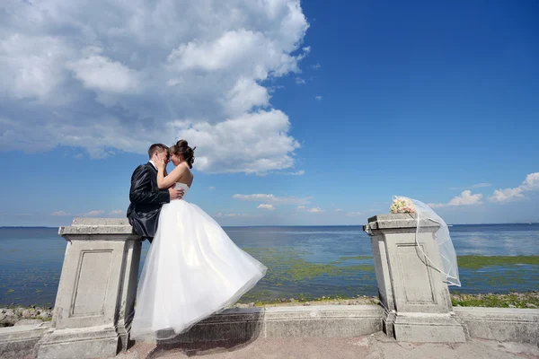 Matrimonio coppia abbracciare vicino lago — Foto Stock