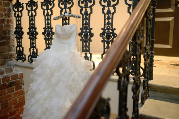 Красива біла весільна сукня — стокове фото